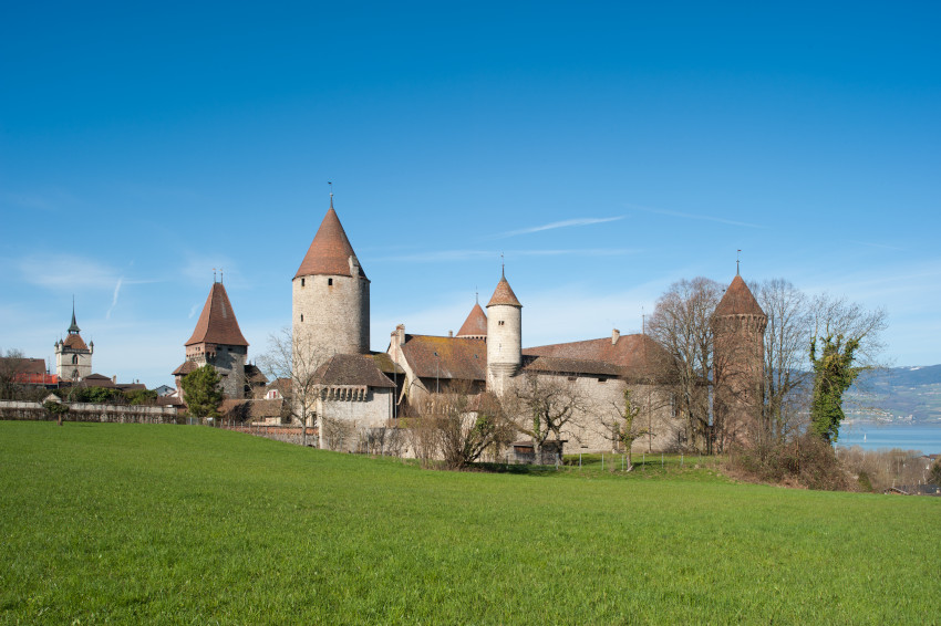 La vue de l’est du Château de Chenaux appréciée des historiens…