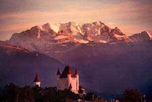 1003px-Castle of Thun in front of mountain